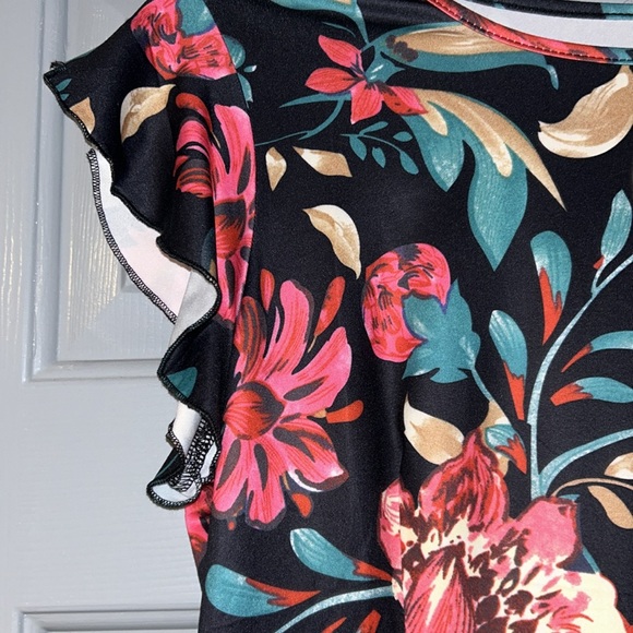 Ladies, summer dress short size small it has flowers on it - Picture 3 of 3